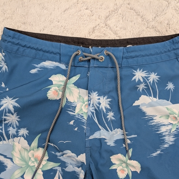 Vissla Shorts Mens 32 Blue Floral Board Swim Surf Cargo Unlined Beach 9” Taper - Picture 5 of 8